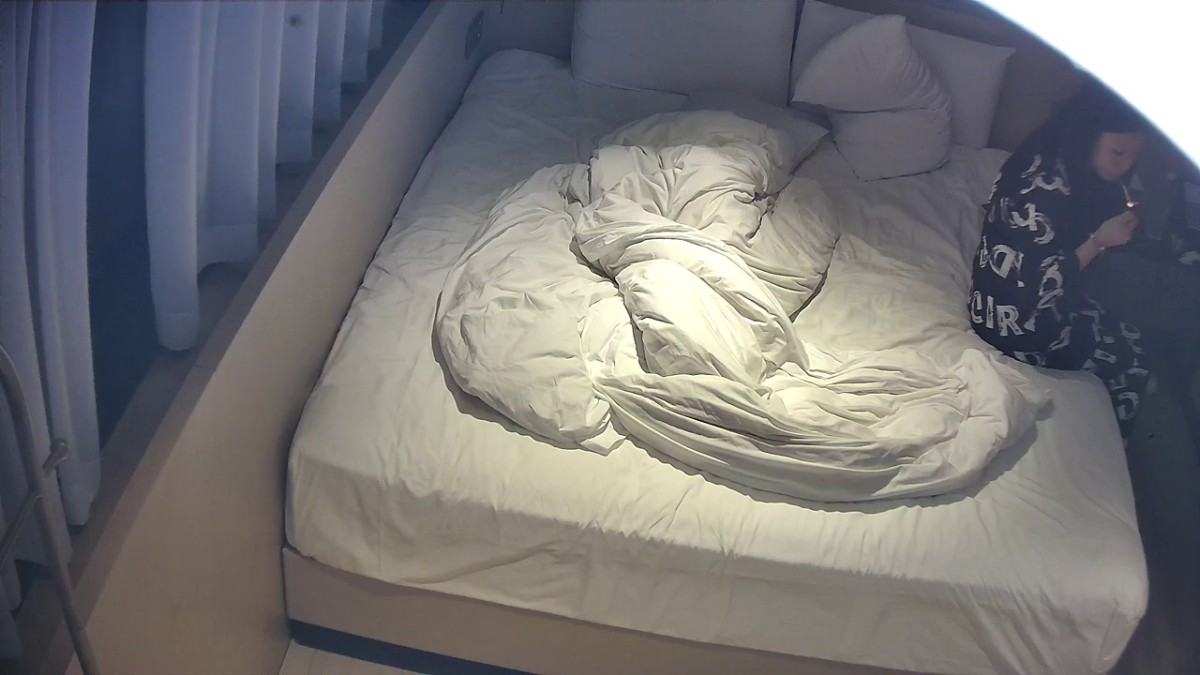 酒店实录 三个大哥一起组队找外围，外围轮流转，一张床上一小时之内被干了三次 你方唱罢我登场