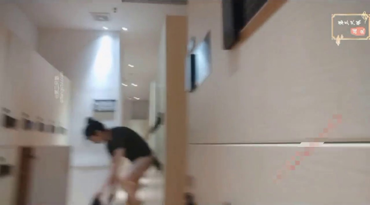 十月私房最新流出大神潜入 国内温泉会所-更衣室偷拍美女的裸体第二季打电话的好身材年轻美女