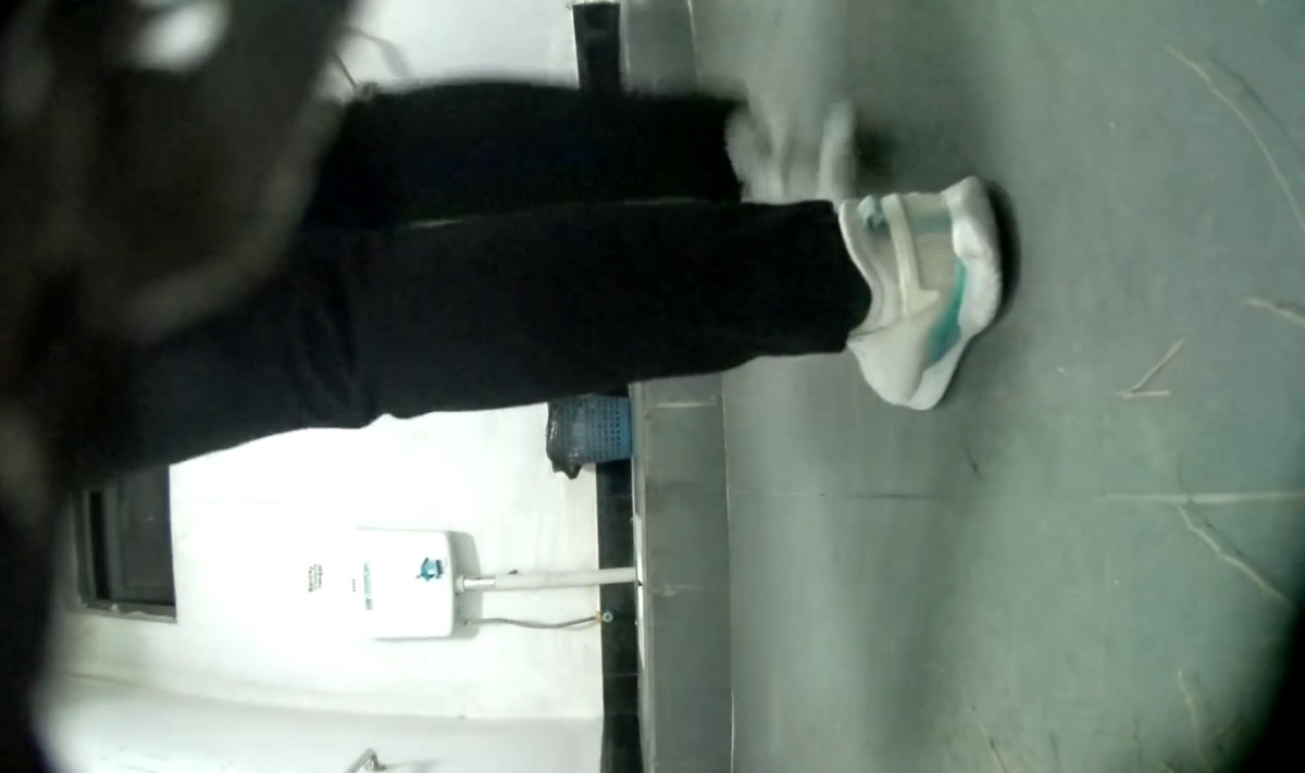 县城农村全景厕拍 妖艳的高跟长发美女 迫不及待的脱内裤尿尿2K高清无水印版