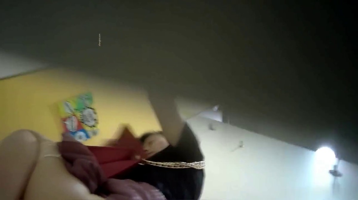 国内厕拍大神潜入商场隔板女厕侧拍美女尿尿肉丝少妇屁股有颗痣疮2K高清版