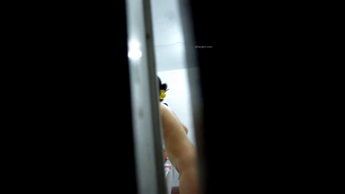 大神夜晚蹲守女学生宿舍窗外缝中偸拍姐妹们活动 洗澡换衣裸奔 真实刺激2K原画