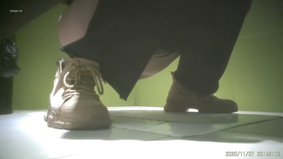 十二月最新流出国内厕拍大神潜入酒吧女厕偷拍各种夜店美女络绎不绝来尿尿2K高清版