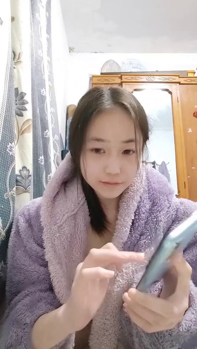 3月最新下海 18岁嫩妹萝莉超级嫩 ，四个字来形容就是【无敌粉嫩】奶子不大貌似刚成年 微毛粉穴 手指扣弄特写