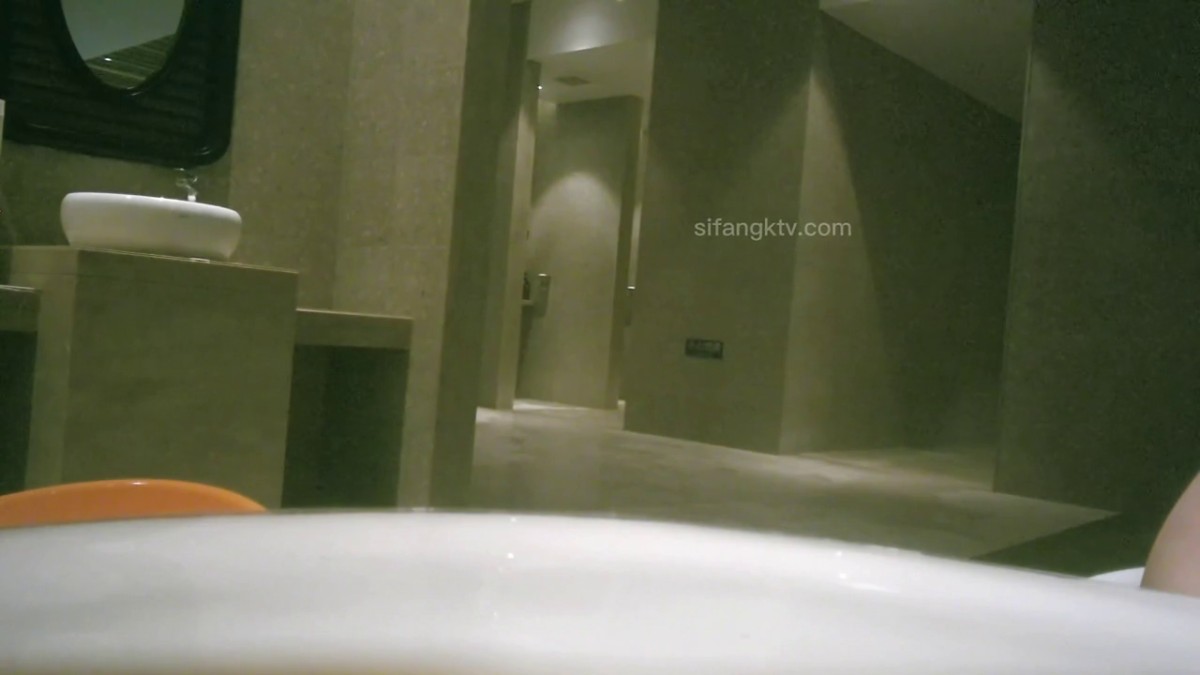 私房十二月最新流出 重磅稀缺国内洗浴偷拍第3期人数众多都是年轻的美女第2季