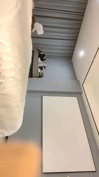 3月最新流出  重磅稀缺大神高价雇人潜入  国内洗浴会所偷拍第25期几个妹子裸坐