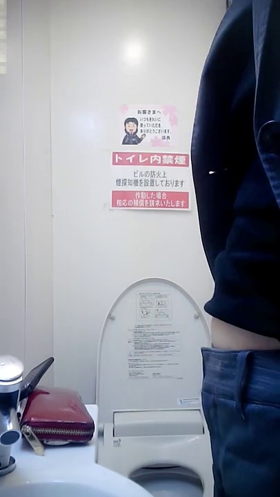 3月盗站新流美女如云高级坐厕偸拍多位气质靓妹嘘嘘制服美女擦完逼纸上有分泌物摸一摸闻一闻BB使劲擦了好久