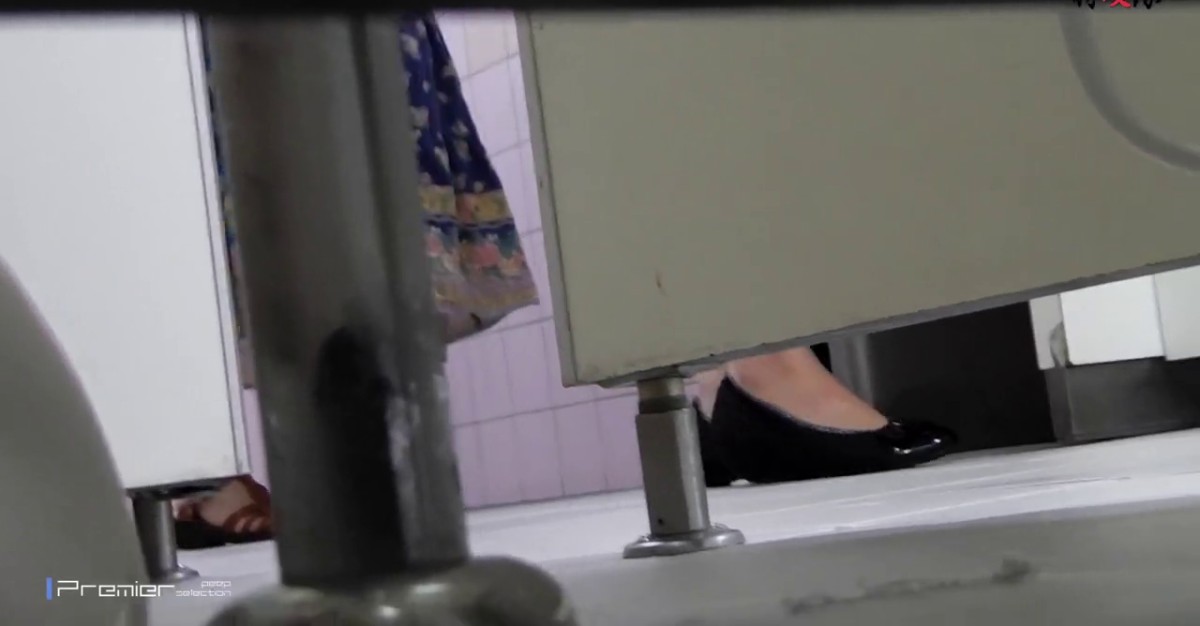 盗站3月新流特攻队系列大胆坑神溜进某大学校园蹲守女生坑位连续偸拍学妹拉屎撒尿美女挺多花裙子妹子BB很诱人