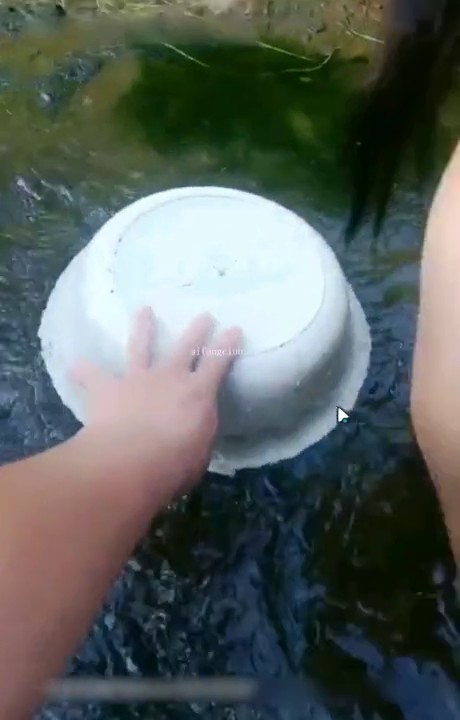 几个村里先富起来的小伙花3000元包养了一个听话的小村姑开着小车去小溪里玩4P农村人真会玩