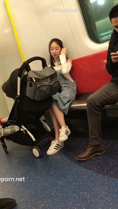 美女如云地铁站极限贴身抄底多位都市靓妹小姐姐裙底春光为了清晰用闪光灯补光作死的节奏30