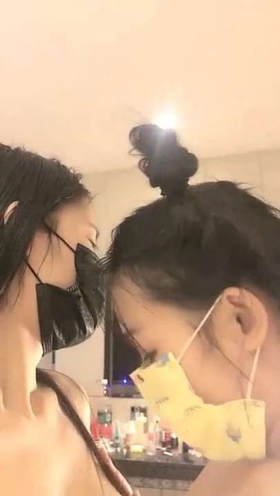 【萝莉和御姐姐妹花】深夜双女互舔啪啪大秀，69口交叠罗汉洗澡上位骑乘，很是诱惑喜欢不要错过