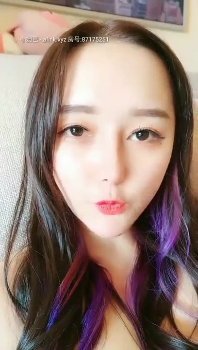 极品热巴高颜值性感妹子道具自慰大秀，沙发上按摩器震动棒双管齐下出白浆