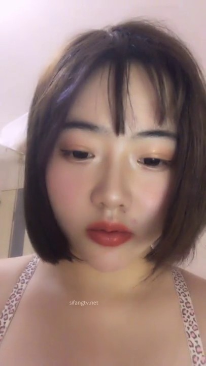 很卡哇伊的水灵灵眼睛巨乳小美女，声音甜甜的，漏奶诱惑，捏软软的两只大白兔 酥酥的哦！