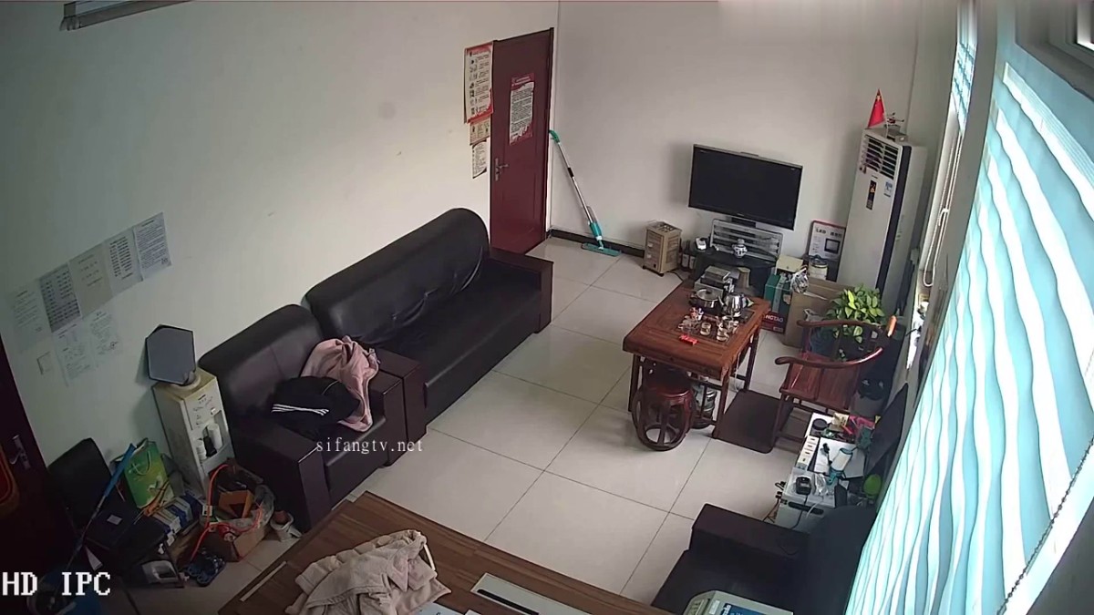 黑客破解网络摄像头监控偷拍好赌少妇欠网贷主动上财务公司办公室肉偿还利息被小鸡鸡经理扑倒在沙发上干