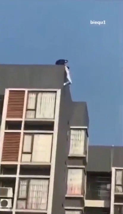 救个跳楼的搞得像强J一样,胸罩都给扯掉了