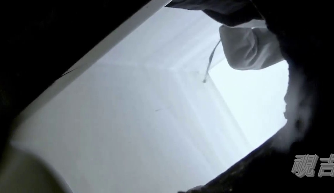 最新大神覗吉系列最屌的旱坑偸拍从下方直接向上现场实拍逼真独有的感觉各种逼形尽收眼底尿液溅射到镜头上了