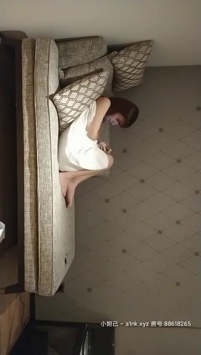 2021.3.11【名侦探太浪探花】返场再约极品短发女神，神似柳岩，模特身材，软萌乖巧嫩妹子，沙发啪啪娇羞可人艳福不浅