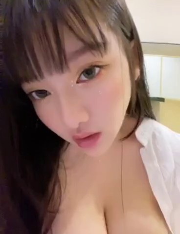 知名漫展巨乳Cos『小尤奈』大尺度自拍流出 表情淫荡给假屌口交乳交 小怪兽震的粉穴高潮呻吟