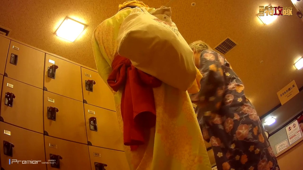 3月新流温泉洗浴中心女宾部更衣室内高清偸拍两个不同风格的年轻妹子共同点是大奶子都是极品