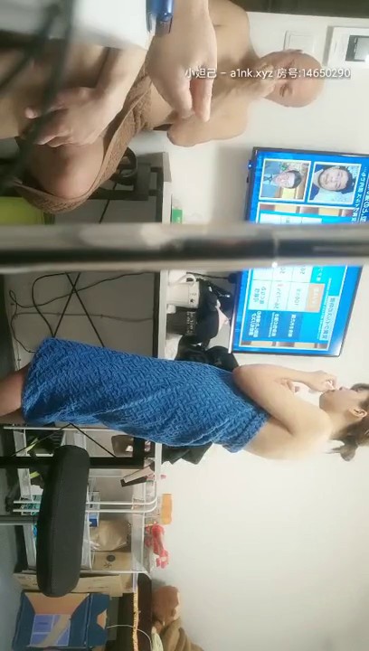 光头大佬群P两个长相清纯的颜值小妹，全程露脸先让两个学妹自己舔奶舔逼再舔大哥鸡巴，一起抽插爆AV式