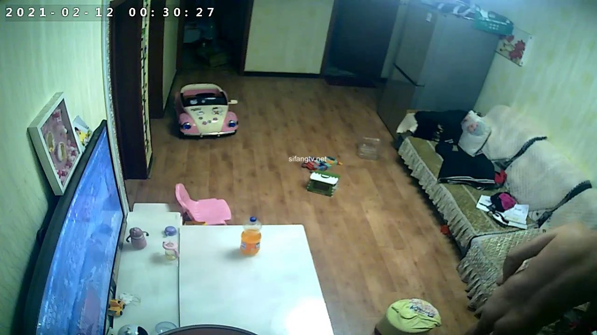 破解家庭网络摄像头监控偷拍准备睡觉的媳妇被老公叫到客厅的沙发上啪啪内射逼里了捂着怕它流地板上
