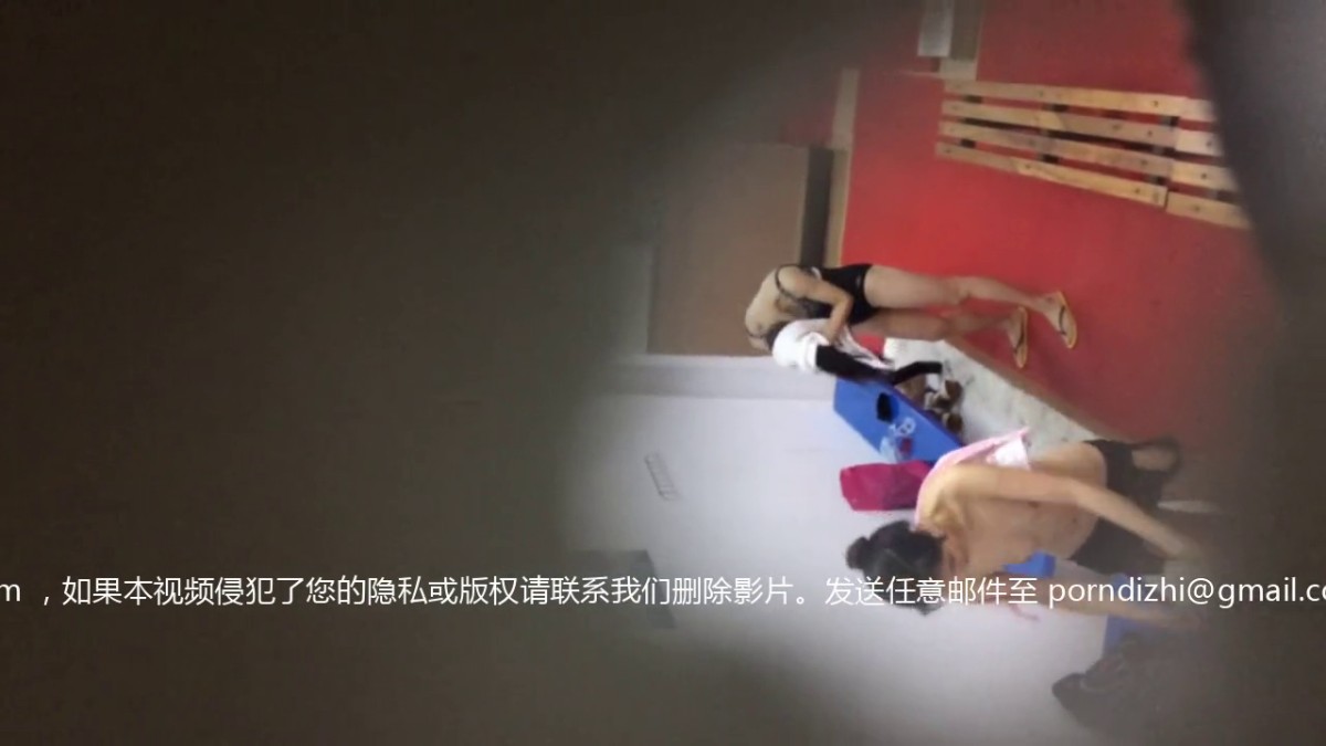 躲在角落偷拍女更衣室的美女少妇换衣服