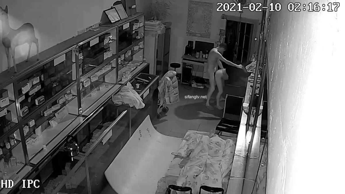 2021二月流出破解附近商铺网络摄像头监控偷拍到打烊后两对在店里做爱的夫妻