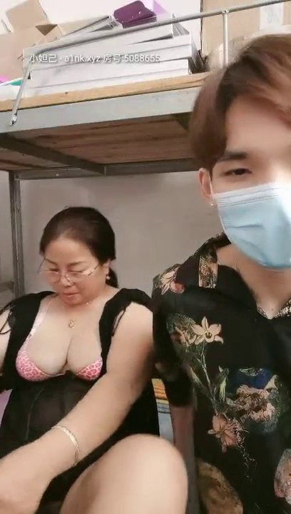 吊钟大奶肥硕大屁股眼镜熟女干妈3月15与干儿子鲜肉小青年宿舍乱伦无套内射多种体位又狠又持久骚货爽翻了源码录制