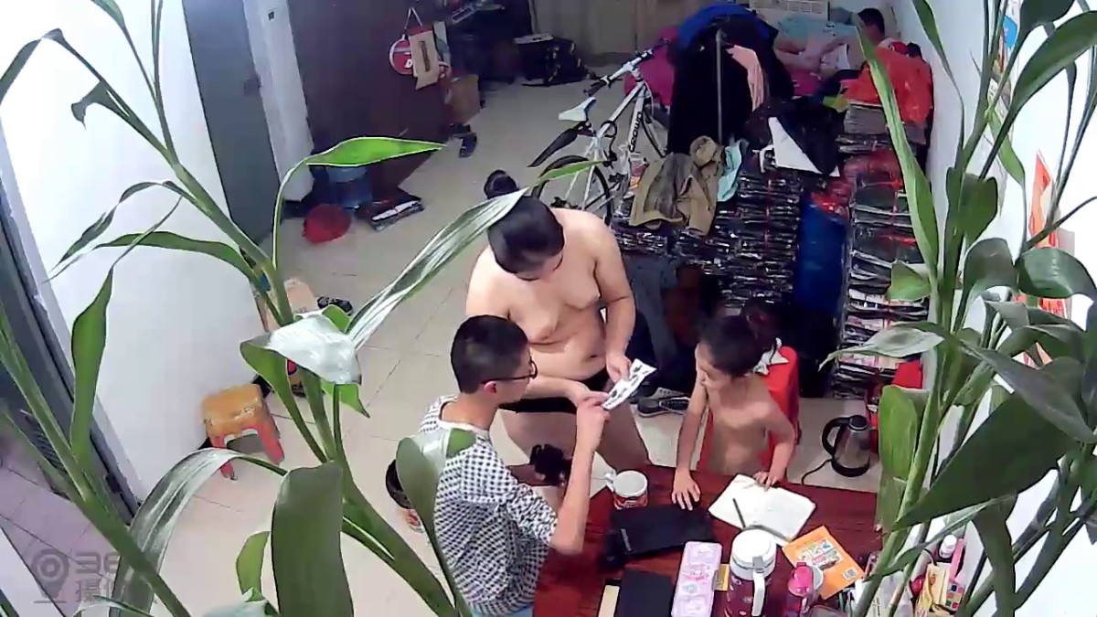 偷窥母女当着这么大儿子都光着上身