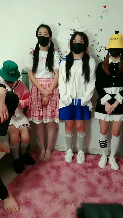 4个超萌的卡哇伊妹子 一排的站着 轮个展示自己后脱掉衣服 老哥负责躺在床上让四个萌妹子轮流起 神仙享受 (1)