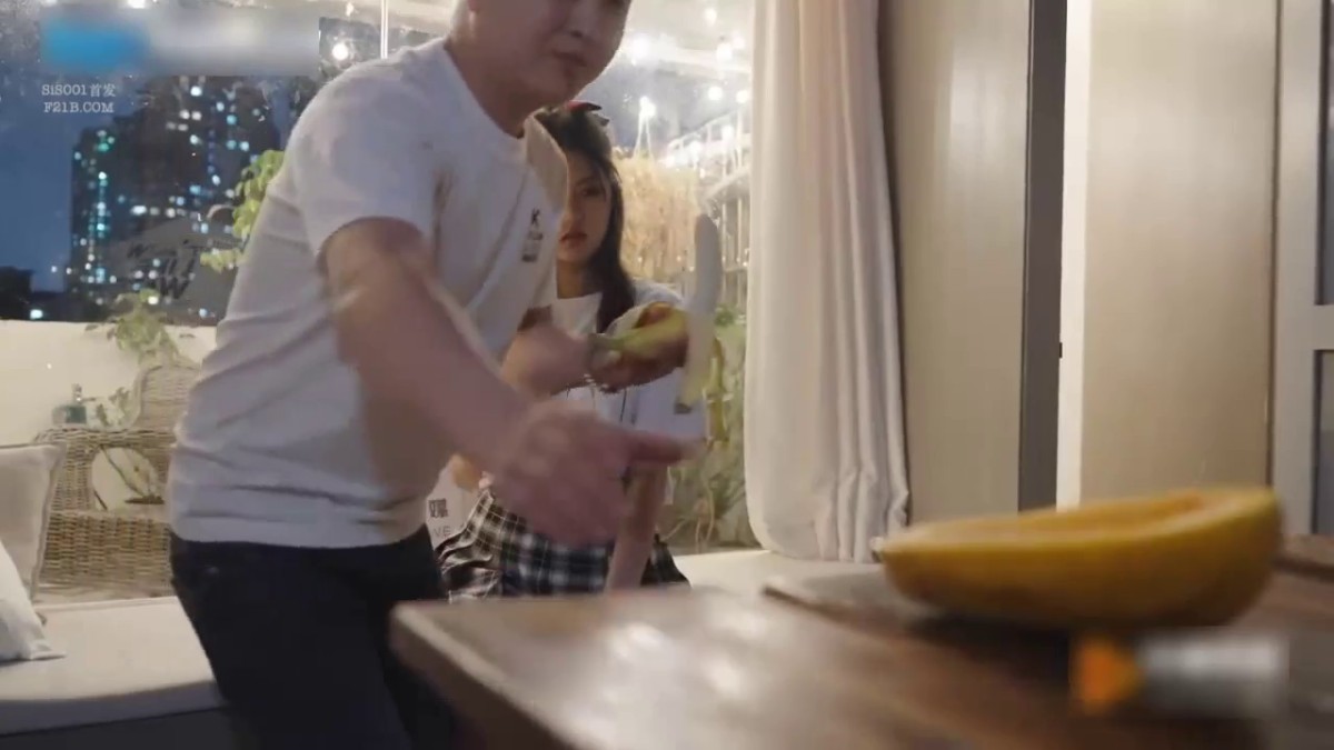 乐播传媒出品国产AV佳作 蜜桃成熟之兄妹蕉谈-董小宛