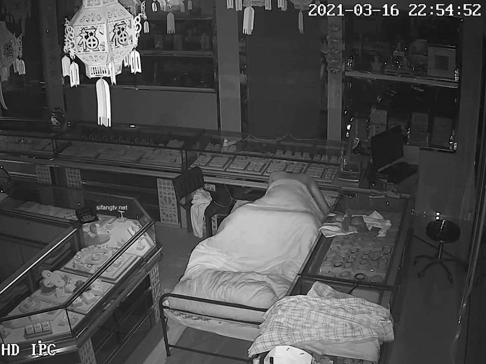 2021三月破解网络摄像头监控偷拍玉石首饰柜台旁老板晚上看店和苗条富姐型媳妇在简易床上啪啪