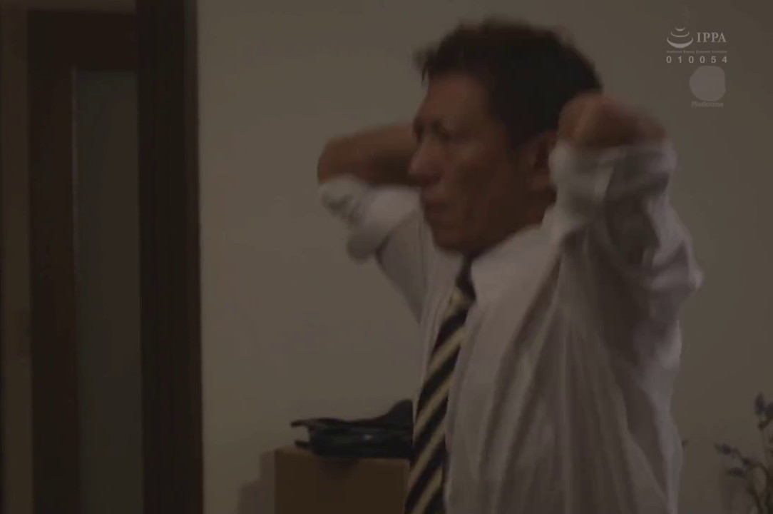 中文字幕 下雨天送喝醉上司回家，上司的老婆太性感迷人了，湿漉漉的衣服贴在身上诱惑扑上去揉捏操1080P高清01