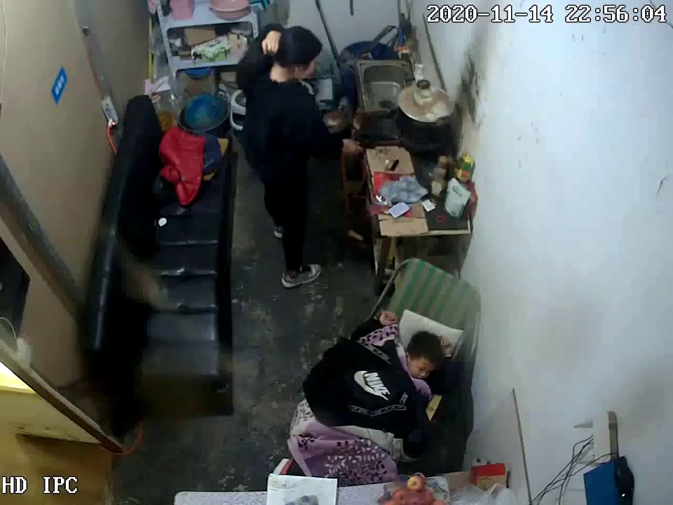 破解家庭网络摄像头监控偷拍刚才外面回来的小媳妇被老公硬生生的拉到厨房的沙发上干炮