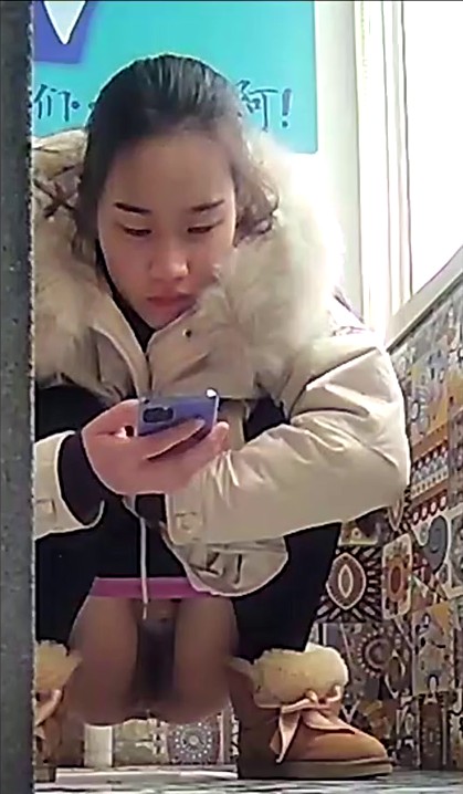 2021三月新流出厕拍大神酒吧全景无门女厕偷拍，清一色年轻小姐姐第8季紫裤美眉憋了很久尿得很粗