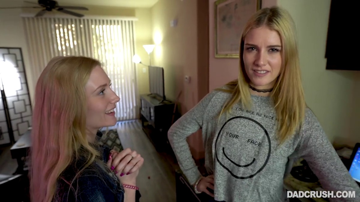 爸爸的两个调皮女儿，青春活力最喜欢掏出肉棒惩罚她们舔吸啊，美腿美臀最后实在受不了插进去啪啪1080P高清