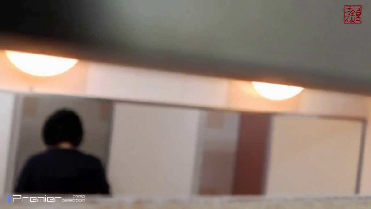 4月新流牛逼坑神潜入职业高校女生洗手间隔板缝中偸窥课间多位学生妹方便面容可爱妹子阴毛重的夸张肛门都被毛包围了