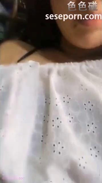 这美女主播有点屌光天化日被狼友指挥到五金店里用剪刀剪断内裤抠逼