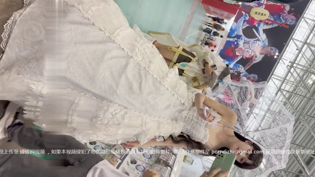 官方售价32元 大神KFC动漫展偷拍极品婚纱美女颜值身材顶级，白色薄内一片黑森林