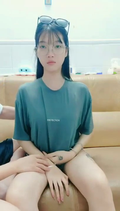 剧情演绎小夫妻性生活不和谐来看医生，医生现场治疗来感觉扒掉衣服强上，阳痿被医生治好直接后入操老婆