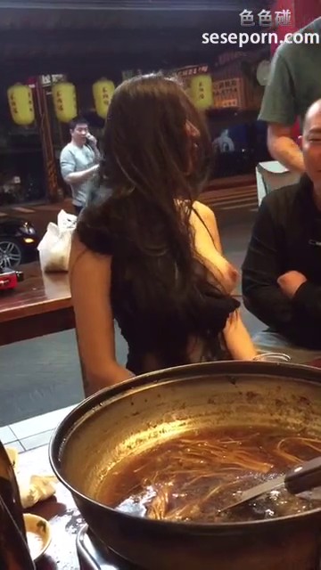 最新门事件性感薄纱辣妹吃母鸭喝醉玩H露奶捧着左乳口中还念念有词这就是个身体而已