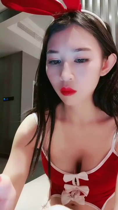 红唇小少妇线下约炮粉丝光头男啪啪，情趣装白色网袜特写口交，翘起屁股后入抽插猛操，上位骑乘自己动掰开小穴