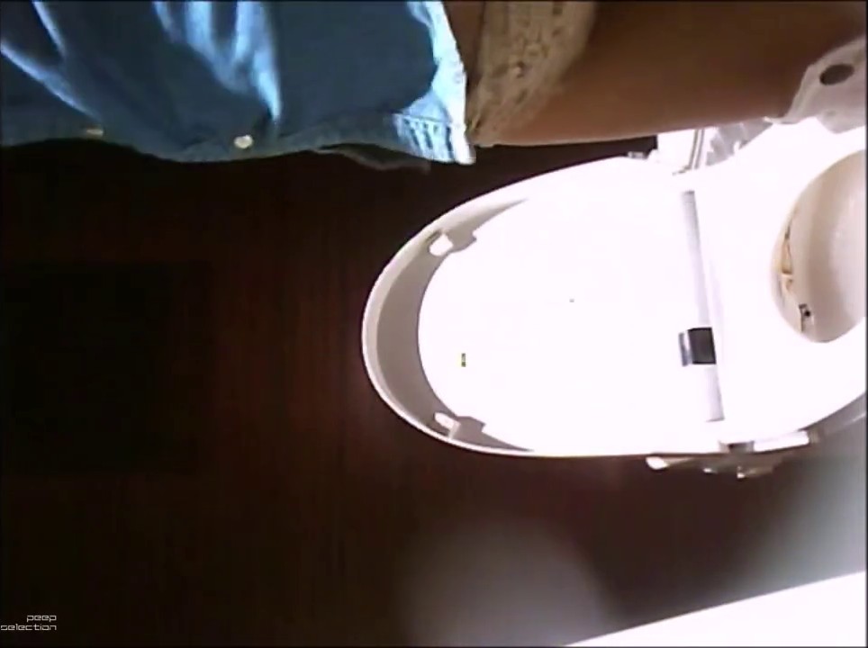 咖啡店高级坐厕多视角偸拍女卫生间多位美女白领大小便仰视角亮丝大长腿内小骚穴太诱人了