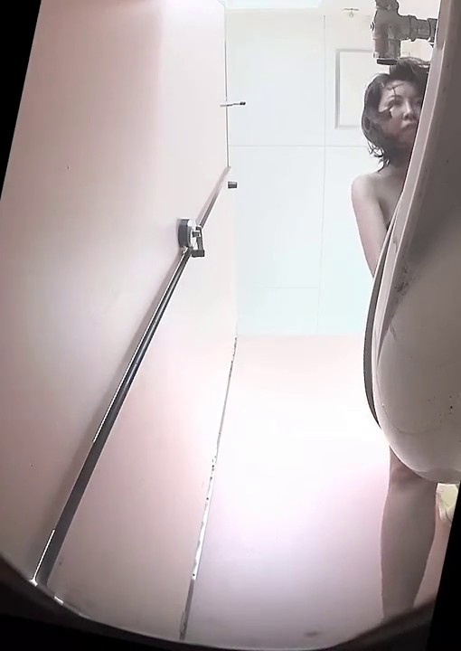 沙滩戏水游泳场更衣间和卫生间一体全景多角度偸拍多位大长腿翘臀比基尼妹子方便美少妇阴毛修理的真心性感