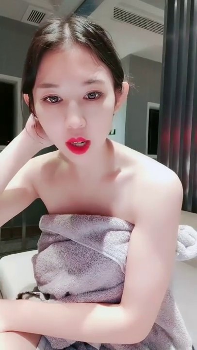 红唇骚骚美少妇线下约粉丝光头男开房啪啪，揉捏大奶子特写口交舔屌，沙发上骑乘套弄猛操内射，操完再去浴室洗澡