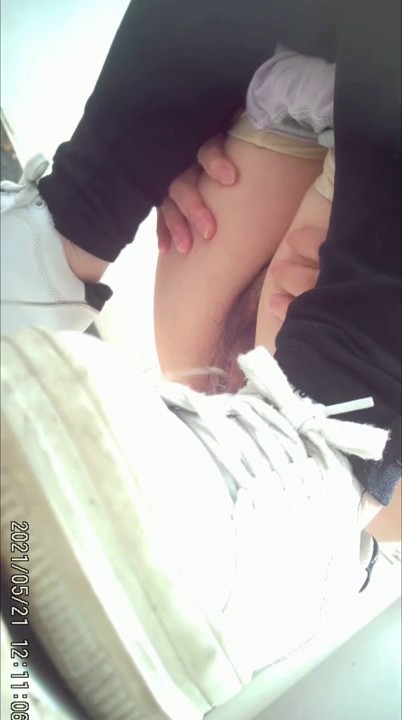 5月最新流出大神潜入医院厕所偷拍美女医生和患者 贴逼拍摄 危险系数也是相当大的 第三季