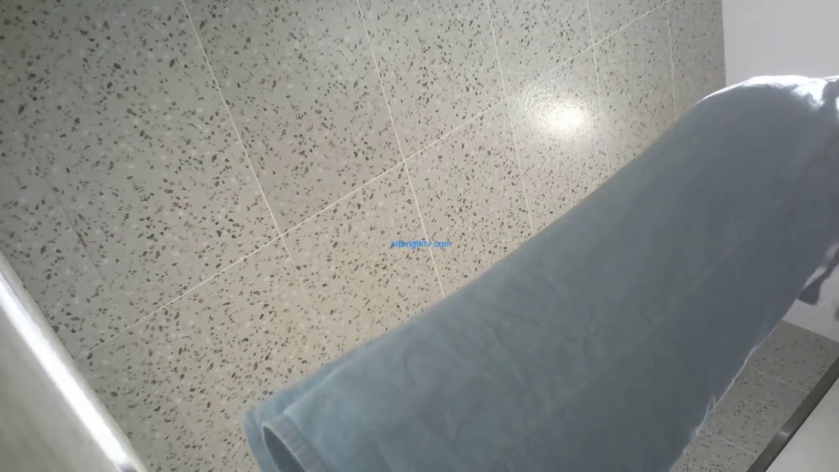 2021年5月最新流出 ❤奶茶店女厕全景后拍一前一后两个气质眼镜妹1080P高清版