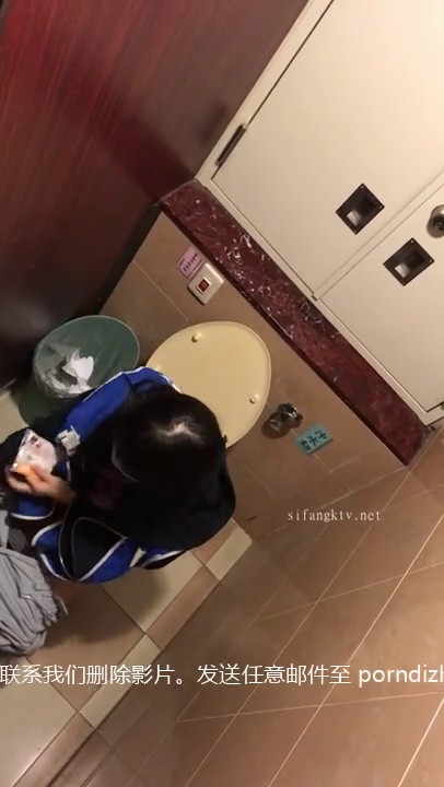 厕拍】，作死坑神潜入商场女厕，全方位偷拍超多小姐姐方便