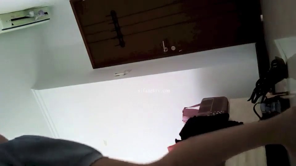 广告写真工作室超多年轻漂亮小姐姐试镜 猥琐摄影师在房间和浴室偸安针孔记录她们换衣和洗澡_ (33)