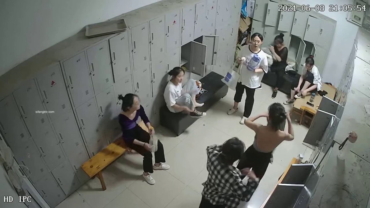 【破解摄像头2021】首次破解舞蹈更衣室 众舞蹈生小姐姐们脱衣诱惑 意外收获 发现还有情侣互摸搂抱 高清720P原版
