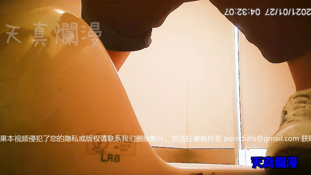 大神【天真烂漫】体育馆女厕定点偸拍几十位来运动的学生妹嘘嘘重点是私处太诱人没有最嫩只有更嫩无水原版34